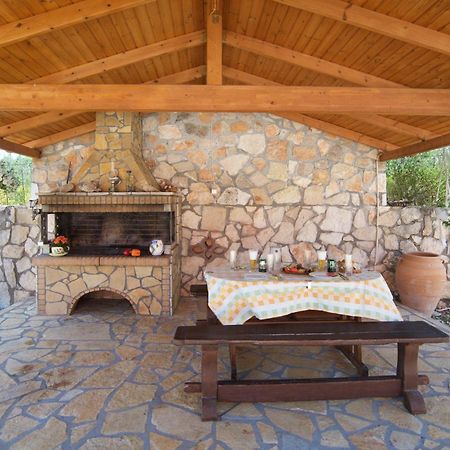 קרבומילוס Iliachtides Villas מראה חיצוני תמונה