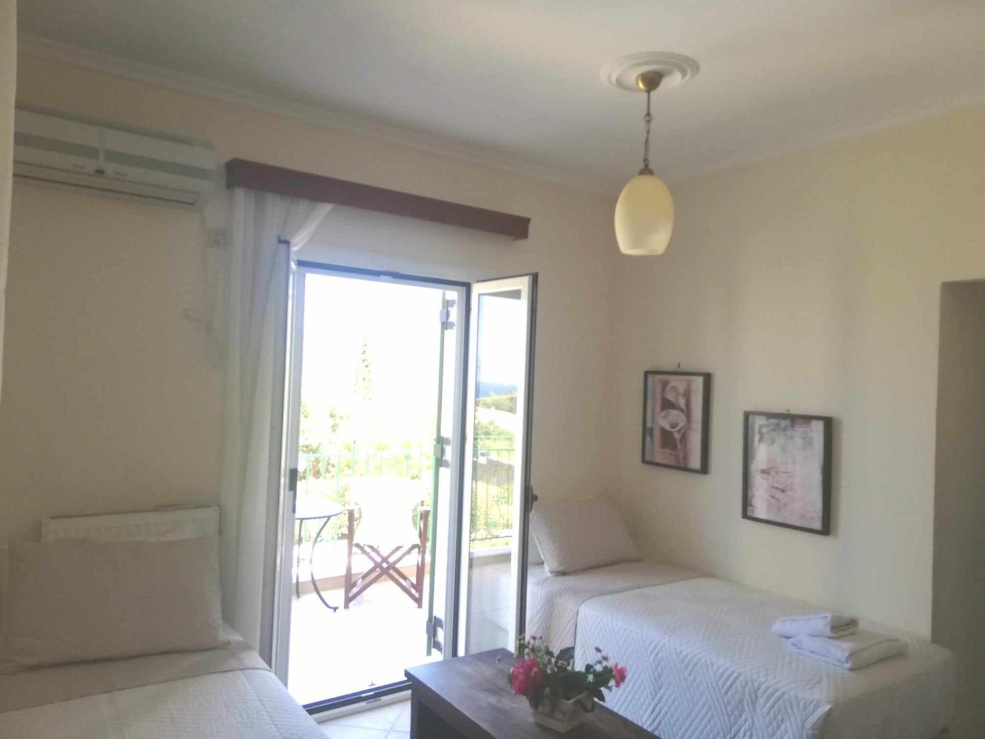 קרבומילוס Iliachtides Villas מראה חיצוני תמונה