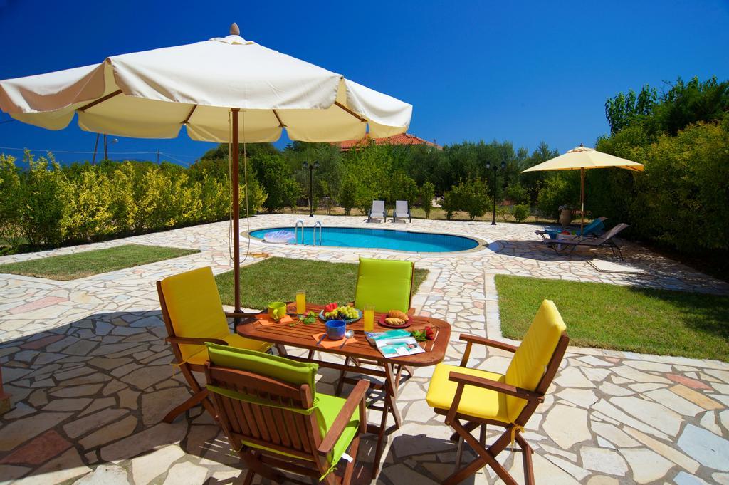 קרבומילוס Iliachtides Villas חדר תמונה